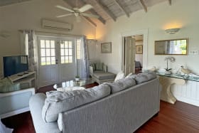 Sitting room has AC