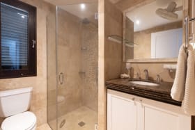 Guest bathroom suite