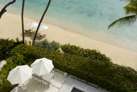 Footprints Beachfront Villa - Steps from the beautiful calm waters
