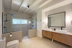 Main en-suite bathroom