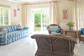 Sitting room leads to vernadah