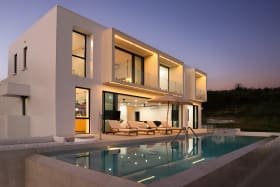 645+ sq. ft. infinity pool