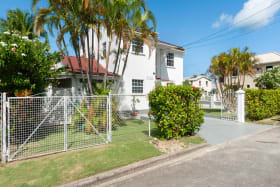 Street and driveway to Heywoods 171