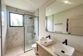 En-suite primary bathroom