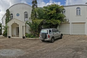 VIEW OF FRONT ENTRANCE AND DOUBLE GARAGE