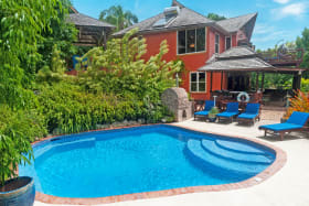 Beautiful, expansive swimming pool & pool deck