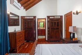 En-suite his & her closets