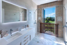 Main bedroom  bathroom