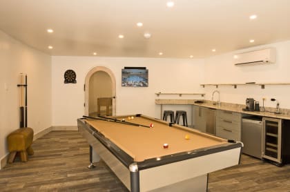 Games room with bar/kitchenette 