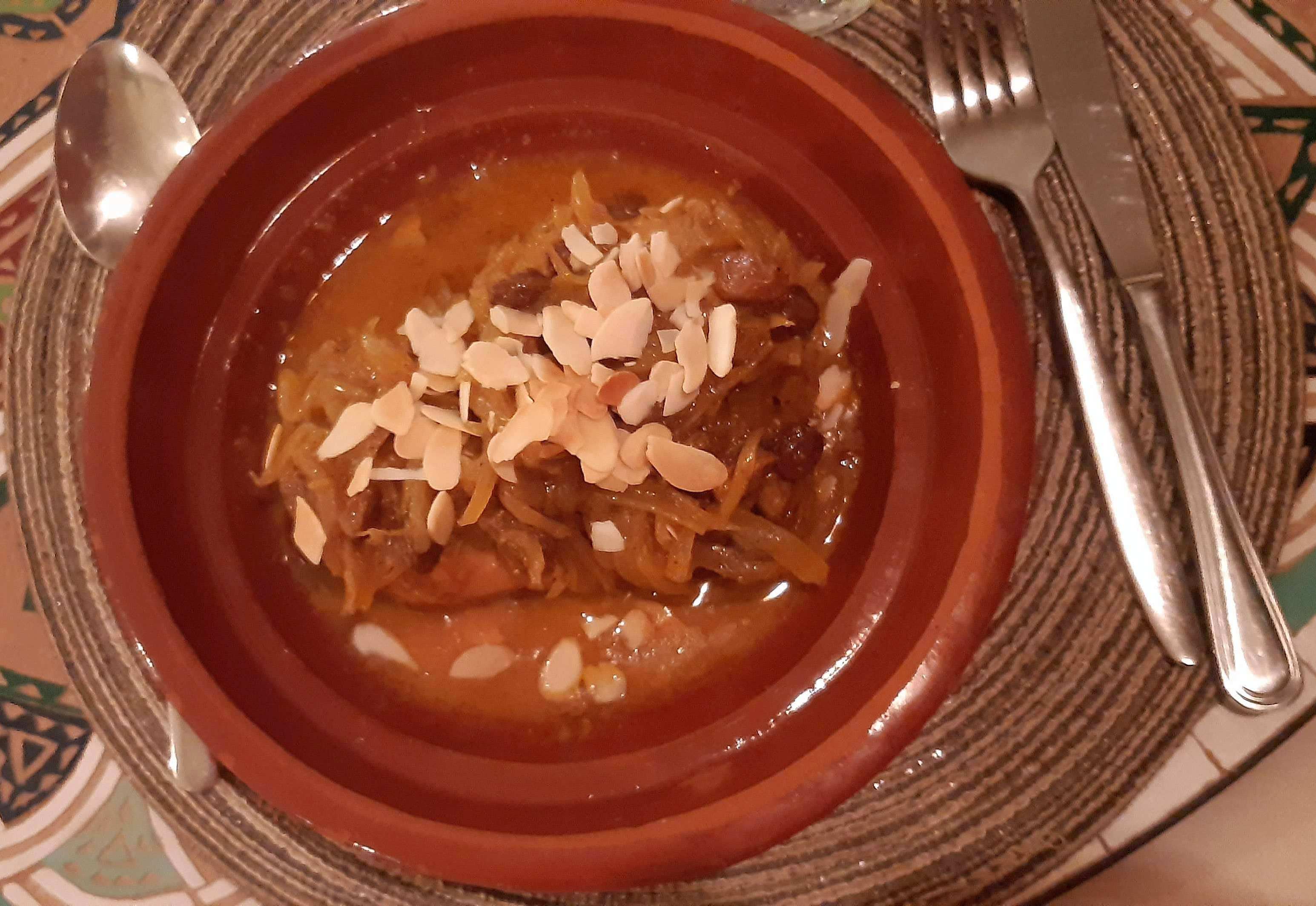 Tajine di frutta speziata con fiori d'arancio e cioccolato