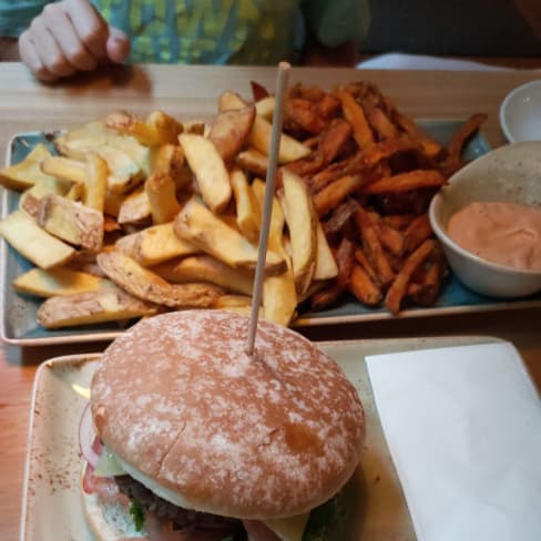 Hans Im Gluck Burgergrill Bar Halle Kleine Marktstrasse In Halle Saale Restaurant Reviews Menu And Prices Thefork