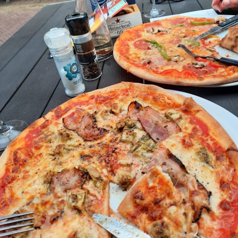 Lazaro's pizza store