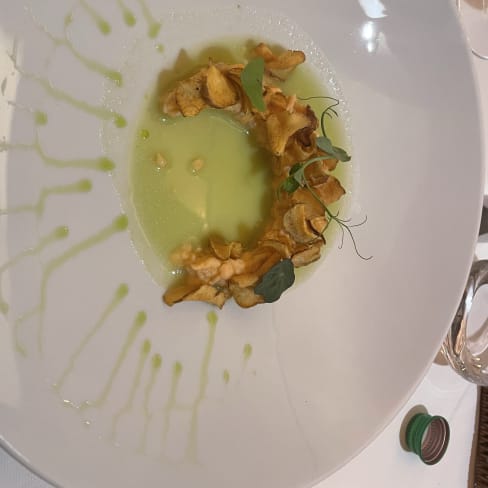 Chips croccanti di ortaggi con salsa leggera alle erbe e purè verde, guarniti con microgreens.