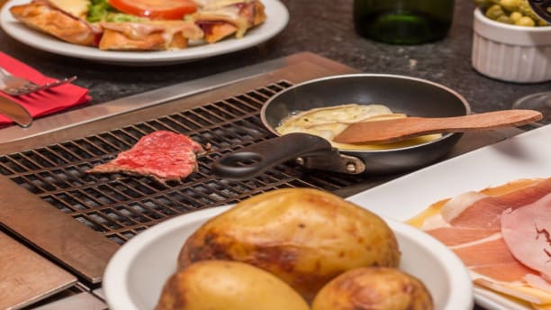 Les Fondus De La Raclette Montparnasse In Paris Restaurant