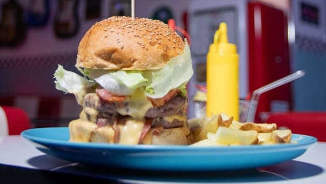 Si te gusta «Grease» y la comida americana, tienes que probar el  restaurante Charlie Food - Contenido Promocionado