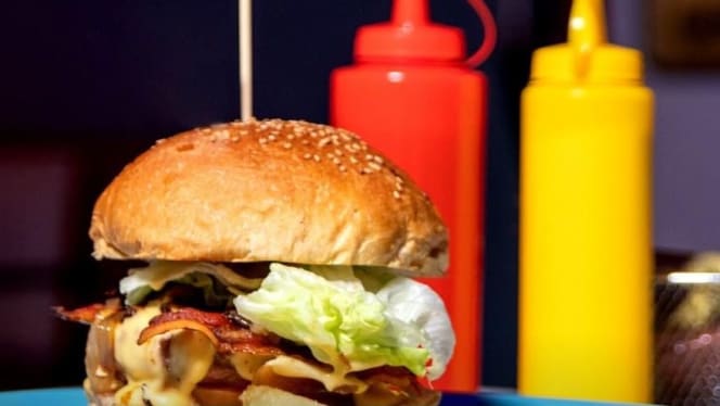 Si te gusta «Grease» y la comida americana, tienes que probar el  restaurante Charlie Food - Contenido Promocionado