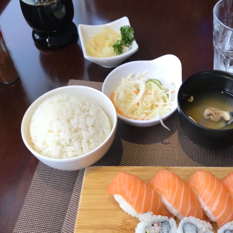 Riz sec, soupe de l’eau, poisson surgelé - Royal Fuji, Paris