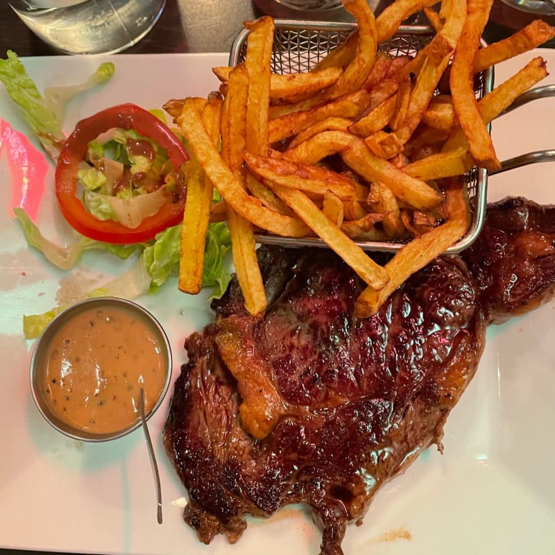 Entrecôte con patatine fritte e salsa della casa. - L'Eden, Paris