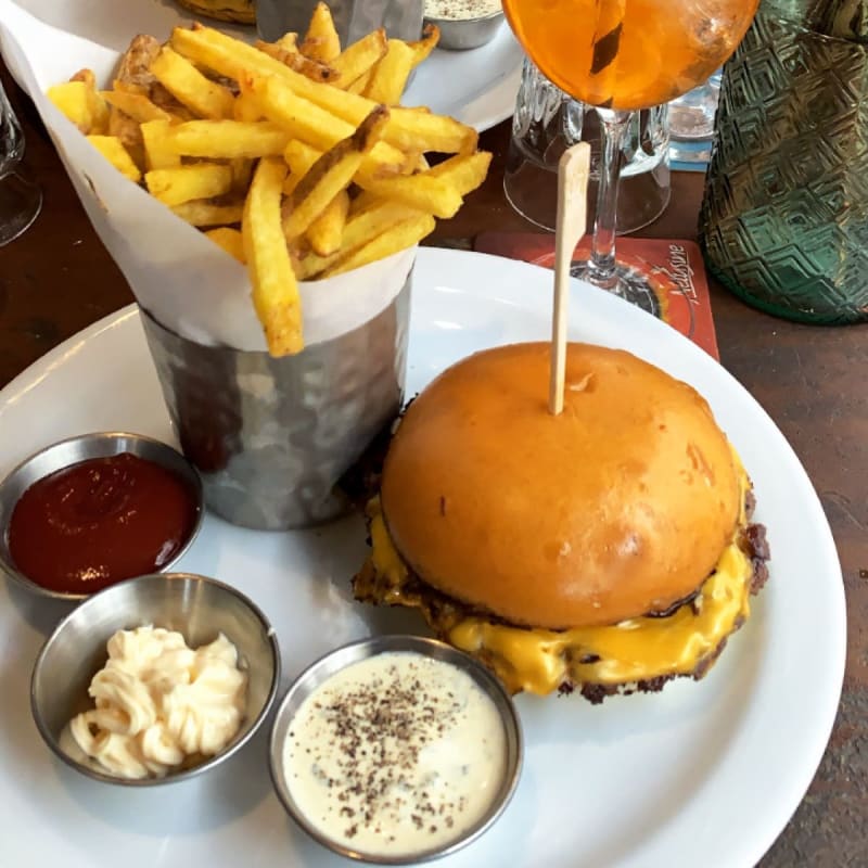 Smashed cheeseburger  - Molly's, Paris