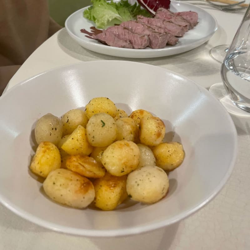 Le patate sono buone perché domani taglia minuta, ma il metodo di preparazione non ha lasciato un retrogusto eccezionale , sembrava più lessa che fatta in forno - Ristorante Giovanni, Turin