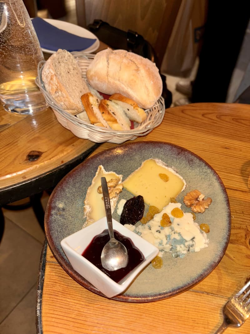 Plate of 3 french cheeses of crude milk (roquefort, tomme de savoie, brie de meaux) - Club des Châteaux, Lisbon