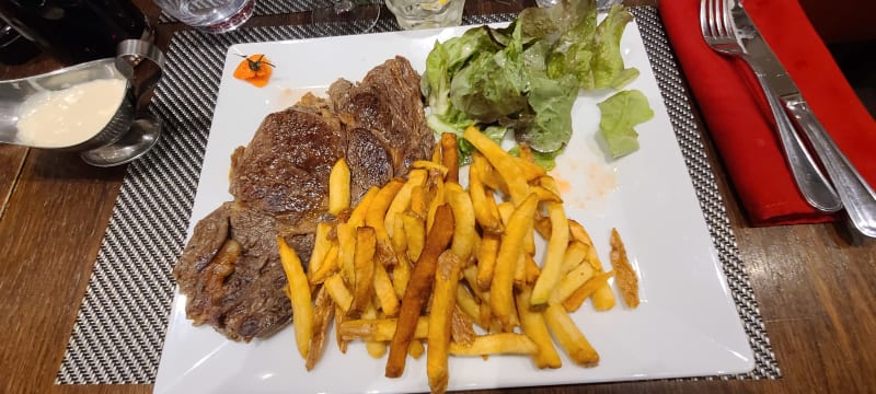 Entrecôte avec frites et salade - Auberge Saint Nicolas, Chessy