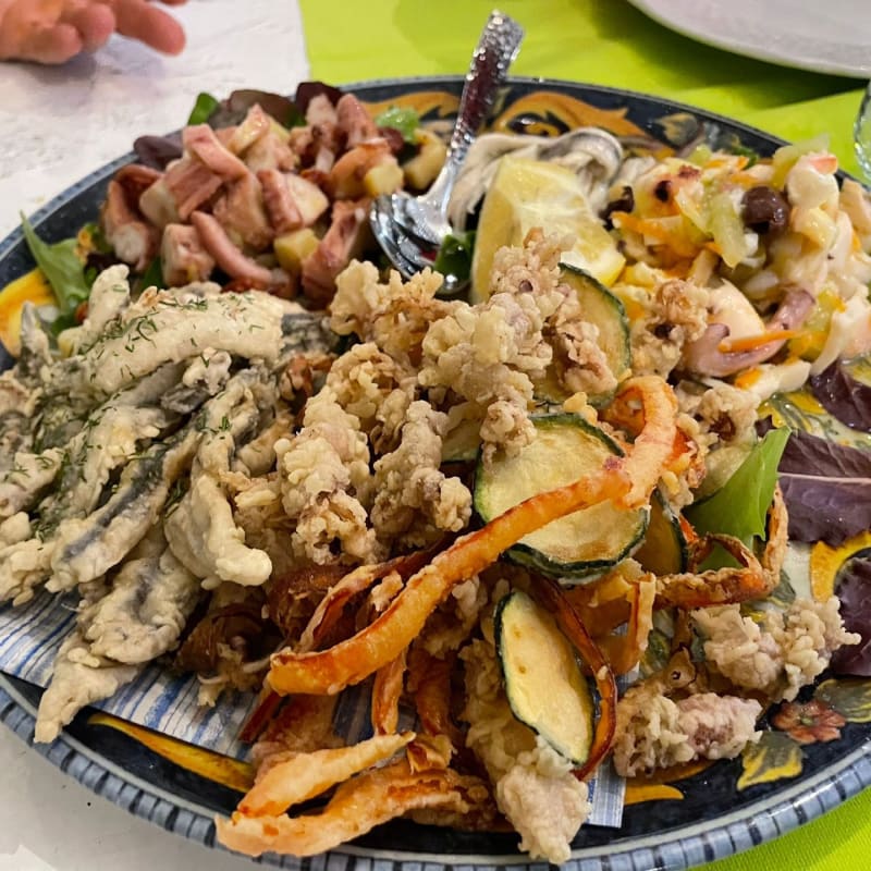 Calamaretto fritto con porro e marmellata di cipolle rosse - Ristorante Epoche, Pomezia