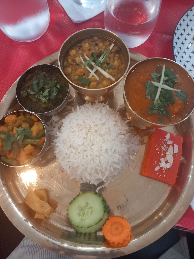 Thali nepalaise non-végétarien servi avec riz basmati - Rivières d'Himalaya, Paris