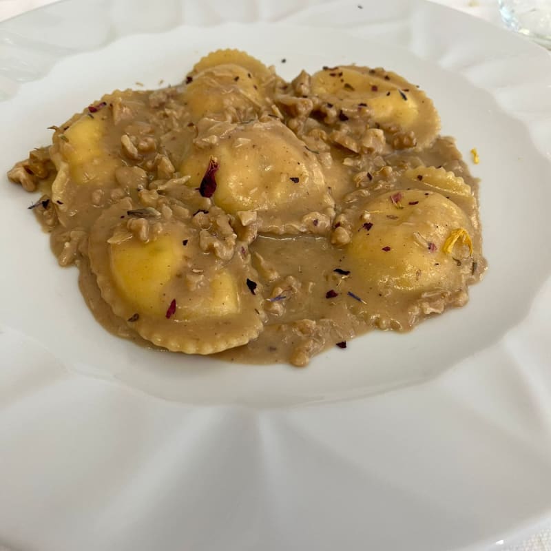 Pasta ripiena con bufala e provola affumicata con salsa alle noci - Ristorante al Cavallino Rosso, San Giovanni Rotondo