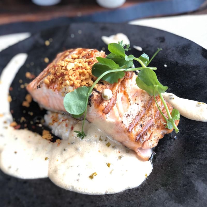 Heerlijke zalm met een wijn sausje ! - Bij Sib, Emmen