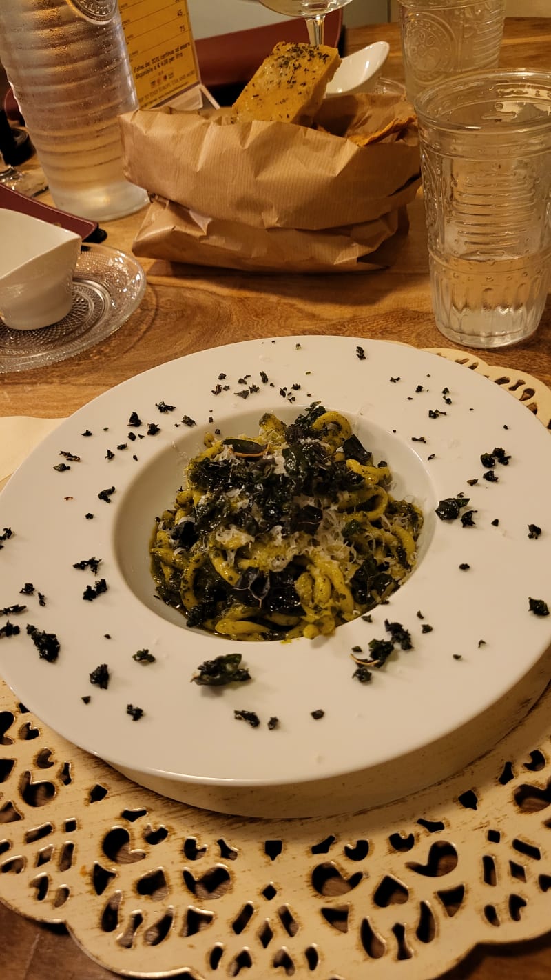 Spaghettone di grano duro al pesto di cavolo nero. - L'Ocio Giulivo