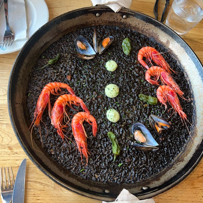 El arroz negro, gambas, mejillones, alioli de hierbas gratinado y pimientos del padrón. - Can Fisher, Barcelona