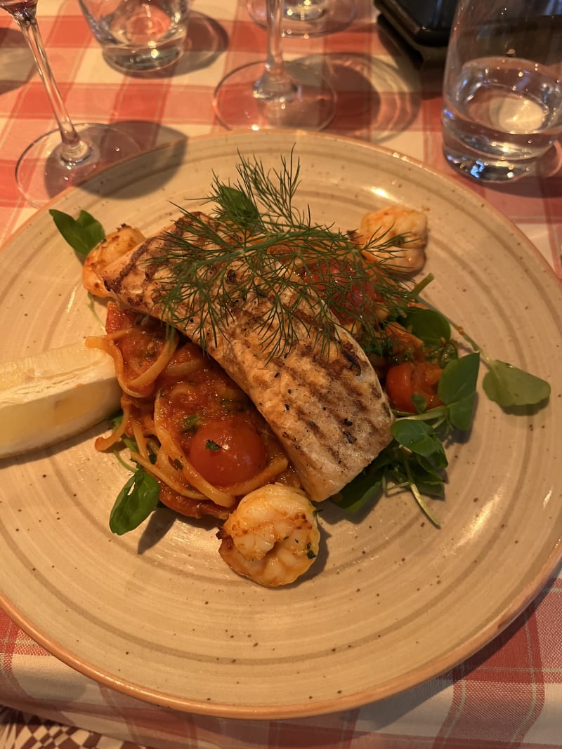 Lax med pasta i tomatsås  - Agaton, Stockholm