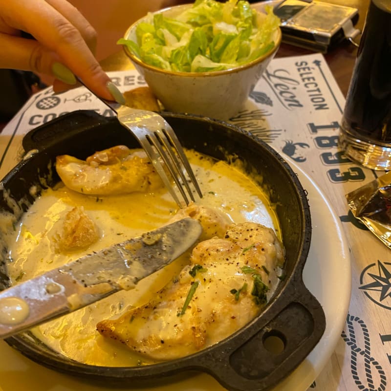 Nothing special. Chicken breast and creamy sauce. - Léon - Place de Clichy, Paris