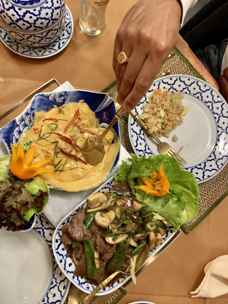 Gebakken vis in rode curry en biefstuk in oestersaus - River Kwai, Utrecht