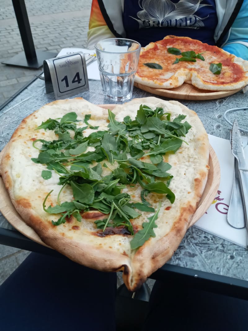 pizza chèvre miel et premier plan et margarita au fond - Tutto Gusto, Clamart