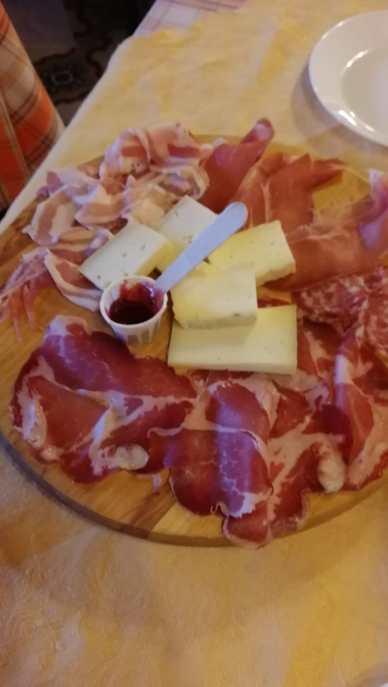 Tagliere di salumi e formaggi  - TRATTORIA DEI CACCIATORI DI MORTERONE