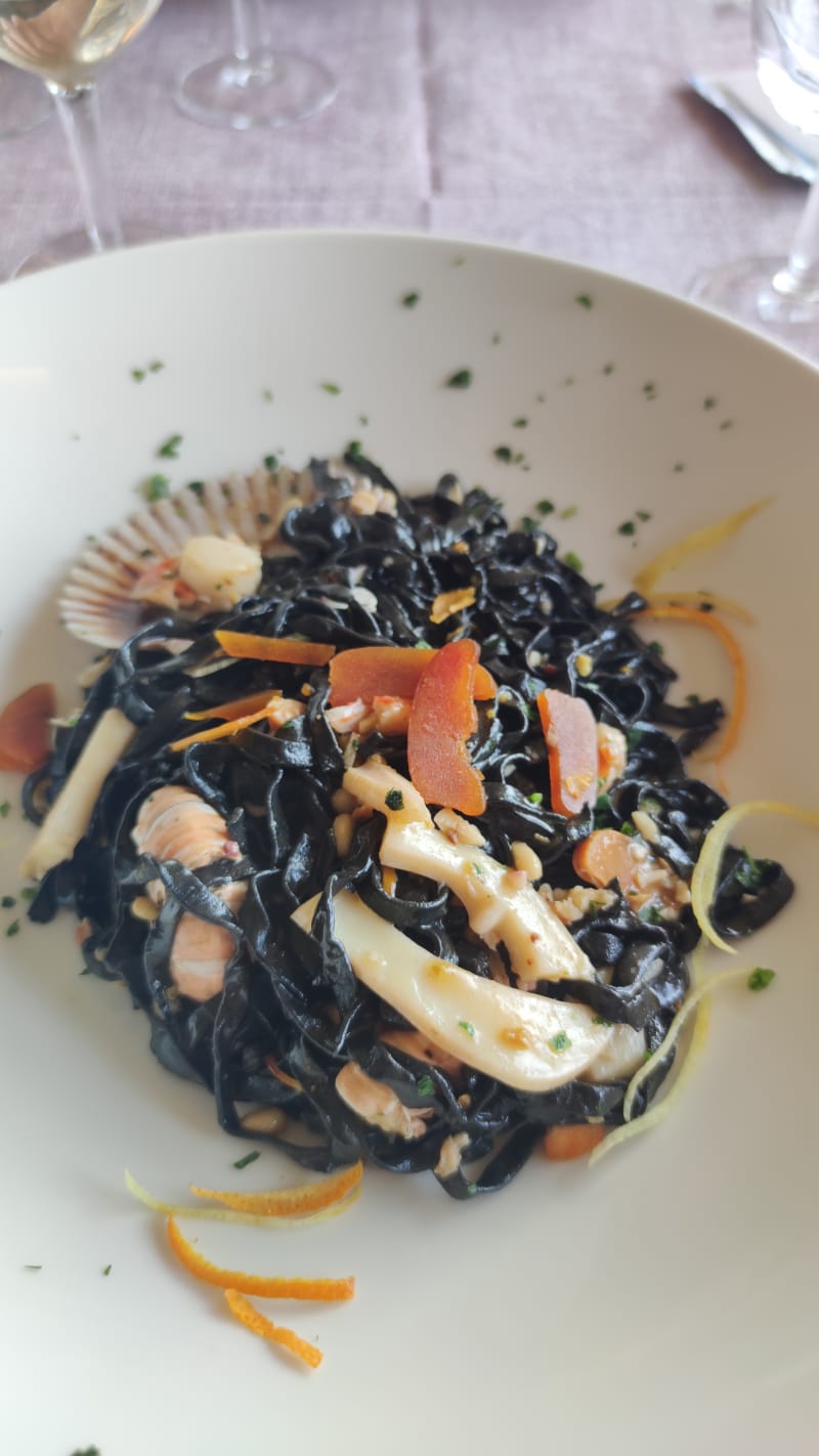 Tagliatelle al nero di seppia e bottarga di muggine - Manifattura di Mare