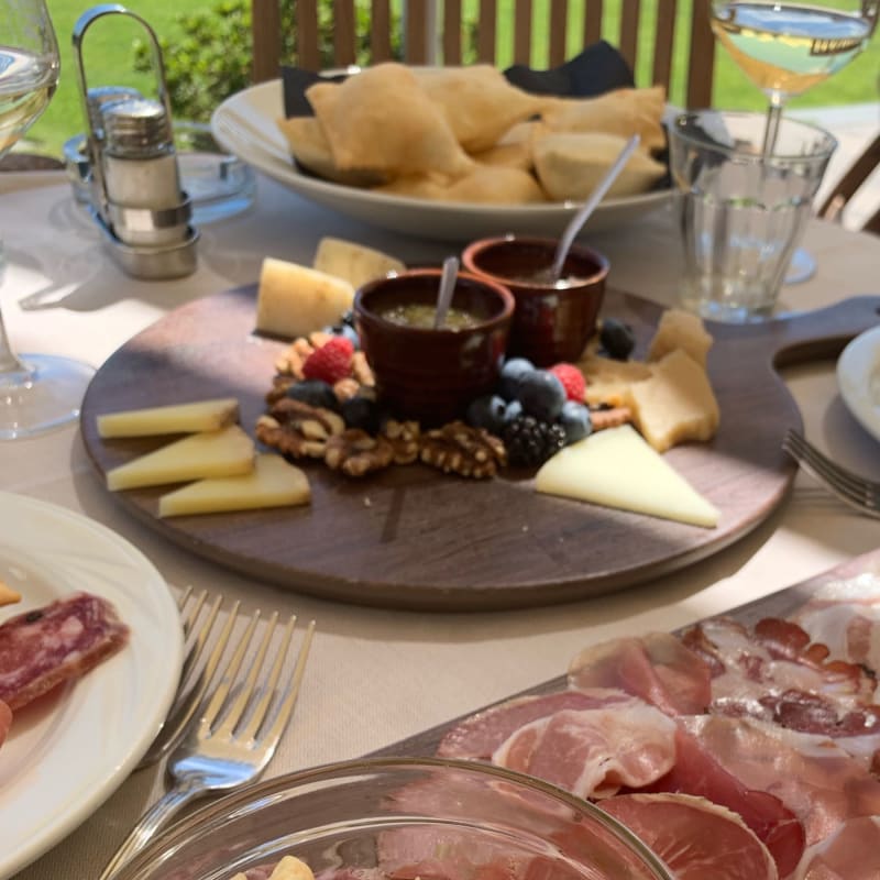 Il parmigiano reggiano dop del nostro caseificio servito nelle tipiche scaglie in crescendo di stagionatura con le composte di frutta di famiglia - Hosteria Bertinelli