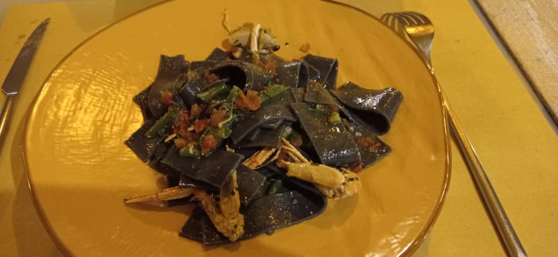 Pappardelle al nero di seppia con scampi e fagiolini - Osteria I Tre Compari, Massa