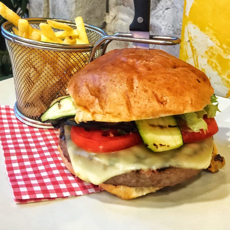 hamburger di manzo, insalata, pomodori fontina... Con l’aggiunta di verdure alla griglia  - Carlsberg Barrio Alto, Milan