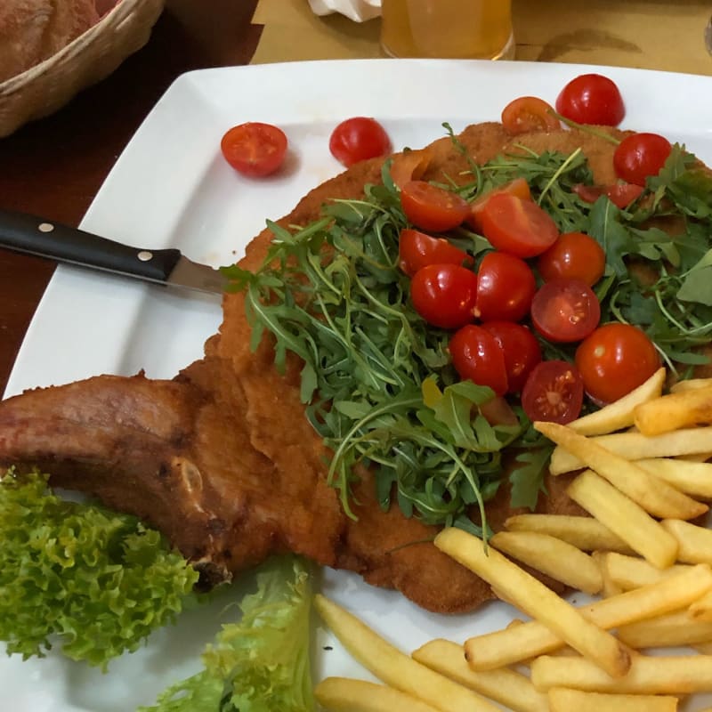 Cotoletta impanata con patate fritte - Carlsberg Barrio Alto, Milan