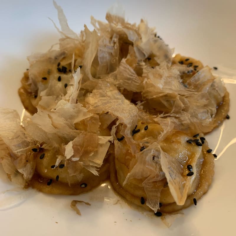 Bottoni ripieni di Branzino all’orientale con sesamo nero Katsuobushi e salsa di soia, servito con tè nero Lapsag Souchong - Ristorante Croce D'oro