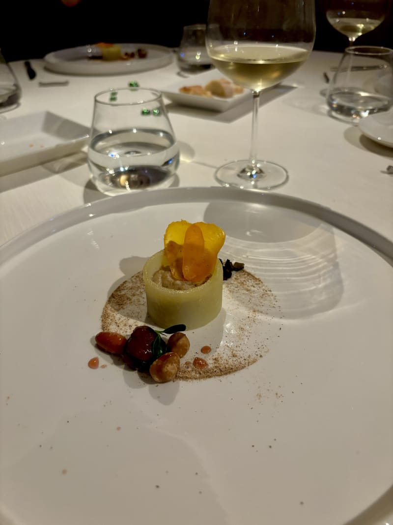 Cilindri di patata ripieni di crema di funghi e parmigiano, bottarga di gallina, brunoise di tartufo (2024) - Tano passami l'olio, Milan