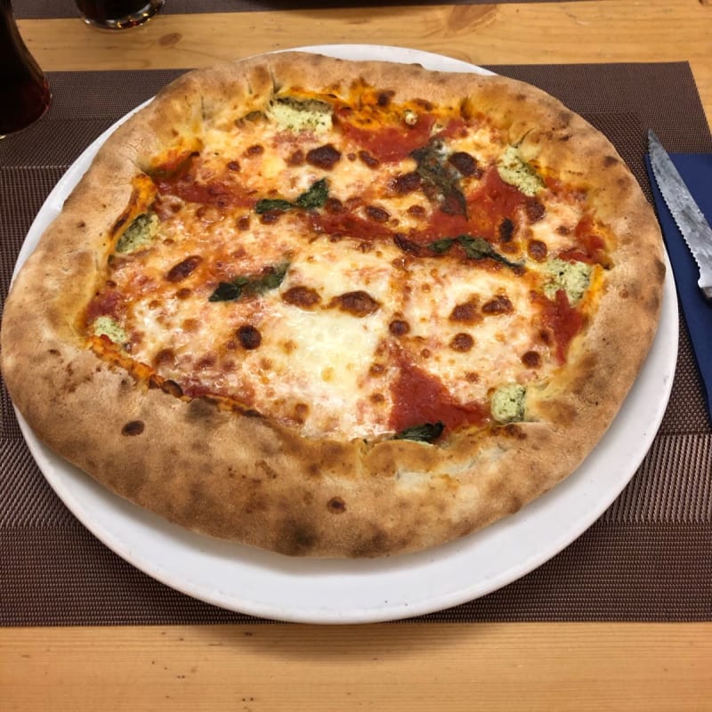 Pizza Regina con cornicione ripieno - Bistrot Umami Pizzeria