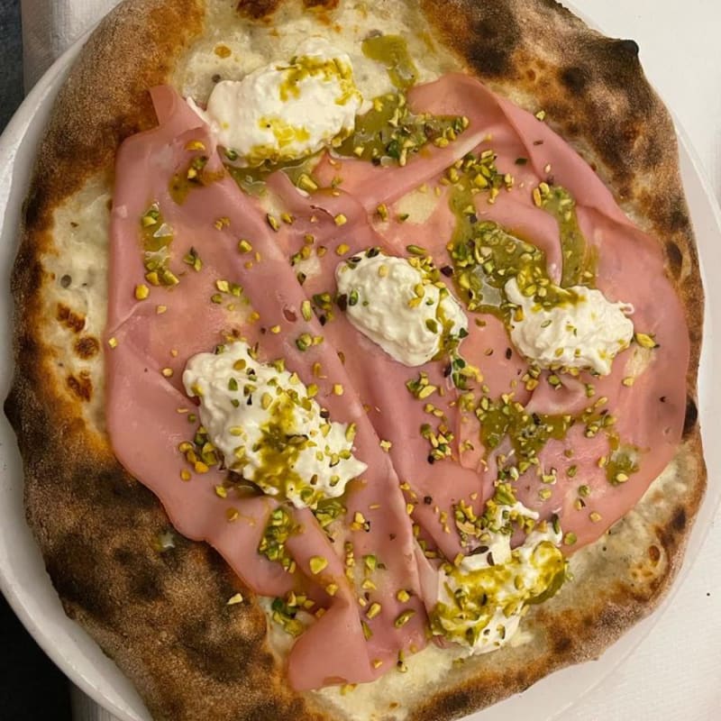 Pizza impasto integrale, farcita a dovere, mortadella freschissima come la stracciatella ed il pesto di pistacchio. Nonostante i suoi ingredienti, il prezzo di 12€ è anche contenuto.  - Lievito Madre, Poggiardo