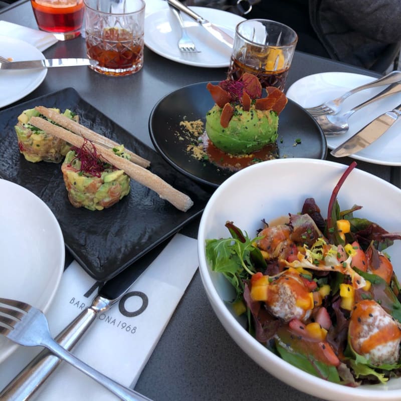 Duo de tartar de salmón y de atún. Muy bueno. Aguacate relleno de huevo, jamón por encima y quicos. Ensalada de bolas de queso de cabra con miel. - Marcelino 1968, Barcelona