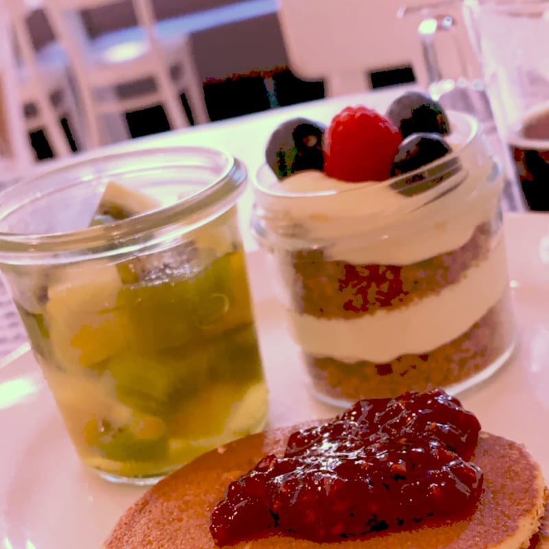 Salade de fruits, pancake - Monument Café, Versailles