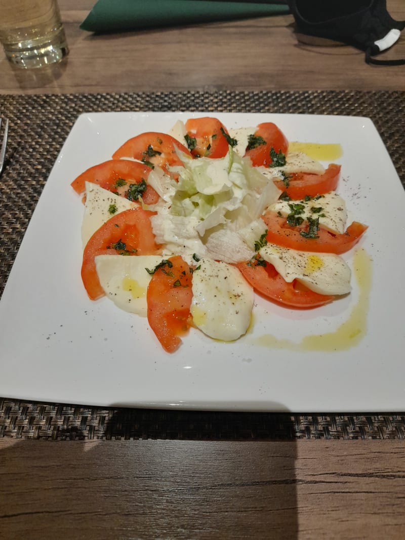 Salade Tomate Mozarela  - L'Edel Lounge