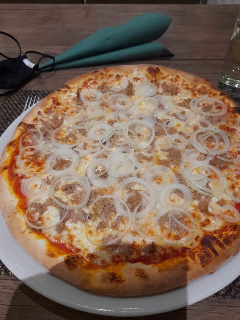 Pizza Tonno  - L'Edel Lounge